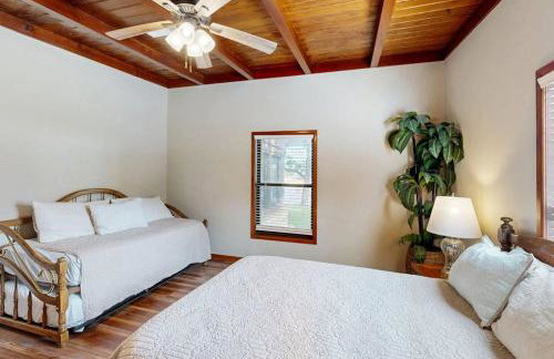 Classic Lakefront Cottage with Private Dock, Lovely Lake View, Backyard & WiFi - Foto 12