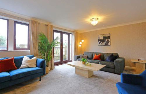 Spacious Dewsbury Home, 8 beds, sleeps 10, Free Parking and Wifi, 3 TVs, Close to motorways - Foto 2