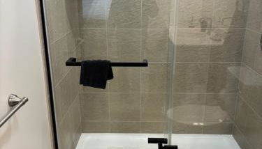 New Luxury Downtown 1 Bedroom Condo 201 - Foto 5, Shower