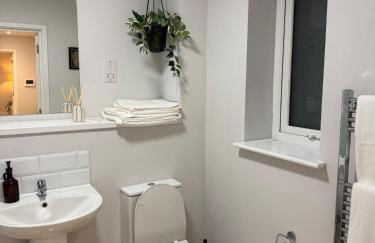 Stylish 2 bed Apartment, Rainham - Private Parking - Foto 15