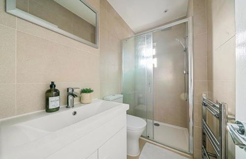 2 Bed Luxury Parking and Garden - Close to Heathrow - Foto 16