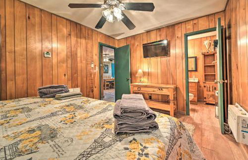 Near Hiking Trails Woodsy Pine Cabin with Fire Pit - Foto 11