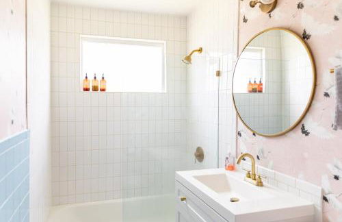 Mid-Century Modern Home Near Downtown with Free Parking - Foto 34