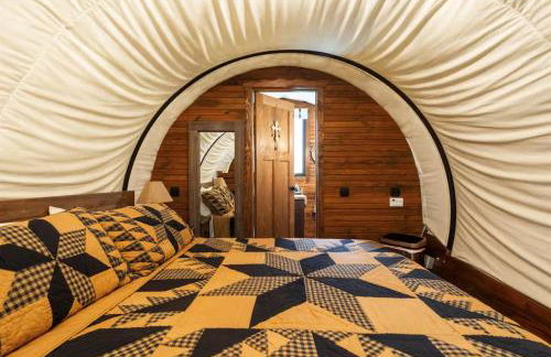 Luxury Covered Wagon, Rooterville Animal Sanctuary - Foto 5