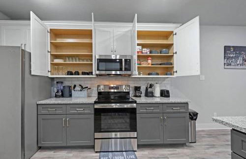 Modern 2024 Townhome with Indoor Hoops Huge TVs and Gray Chic Design - Foto 12