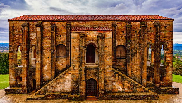Iglesia de Santa María del Naranco, ubicada en el monte Naranco