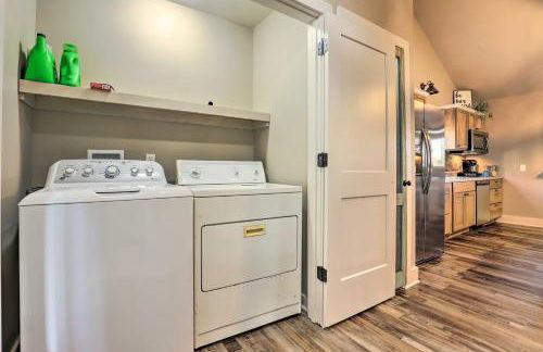 Creek-View Getaway with Deck, Yard, and Fire Pit! - Foto 16