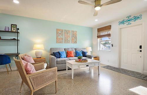 Tropical Escape near Beach! Tons of parking! - Photo 1