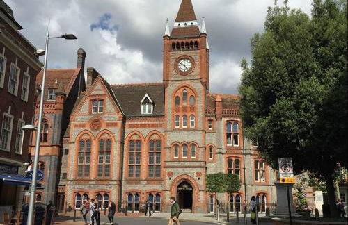 Stunning 3 Bedroom 2 Bathroom Bungalow by CozyNest - Photo 31