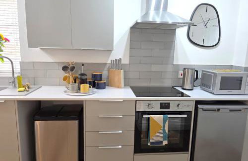 Cozy One Bed Flat at Dawe Luxury Suites - An Entire Apartment near Ely Cathedral & Train Station - The Perfect Base to Explore Ely, Cambridge, Norfolk & London - 2 Guests Max & Pet Friendly - Photo 8