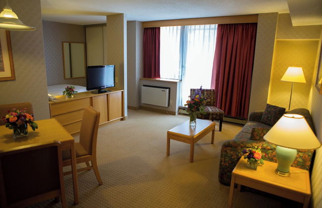 Cartier Place Suite Hotel - Photo 17