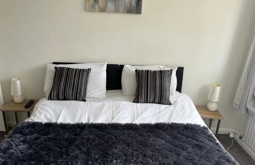 A Home from Home -2 Bed Flat & Free Driveway Parking - Foto 4