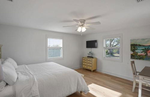 Southern Mermaid Cottage- Pet Friendly Fenced - Photo 19