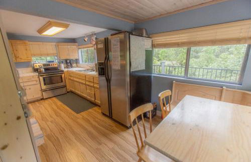 Near Yosemite Bass Lake Cabin with Hot Tub, Lake View, Pet Friendly - Photo 17