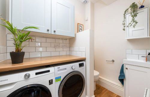 Charming Family Home with Stoves, Garden & Parking - Foto 23