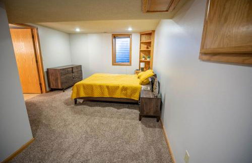 Work & Relax, 3BR Home with Office, Close to Downtown & Prairie Trail, Parking - Foto 11