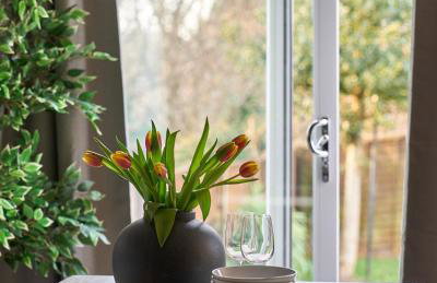 Beautiful 4 Bedroom - Close to QE Hospital & Uni - Photo 4