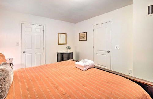 Deck with Fireplace Pet-Friendly Lake Lure Retreat - Foto 16