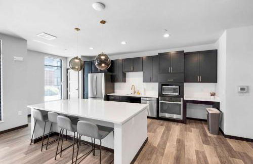 Washer & Dryer with Free Underground Parking with a Pool - Foto 13