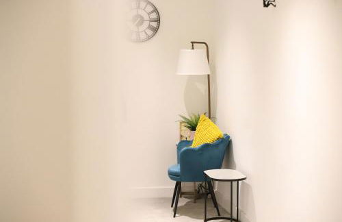 Spacious 3-Story Retreat with Rooftop Terrace and Modern Amenities - Foto 89