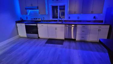 King Bed Outdoor Fireplace Seconds From Highway - Foto 2