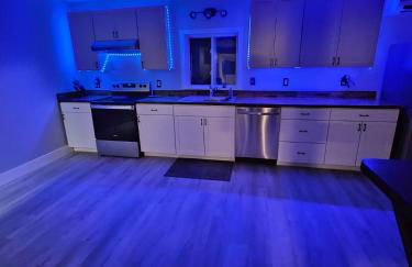 King Bed Outdoor Fireplace Seconds From Highway - Foto 2