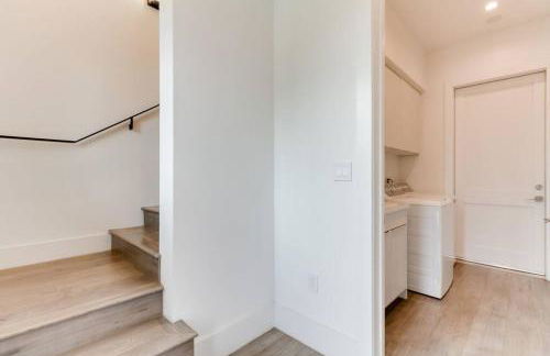 Luxury Modern 4 Bedroom 3 Bathroom Home with Rooftop Deck #2 - Photo 26