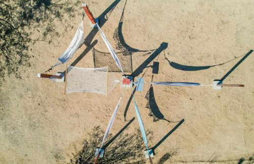 Epic Views, Huge House, Acres of J-Trees to explore, Hot Tub, Pool, AC, and Mini-Golf - Foto 13