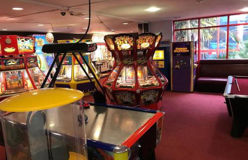 Rated Superb - Award-Winning Family Holiday Park - Live Shows, Themed Events, and Activities for All Ages, Day and Night - WiFi, Netflix, Linens - Gym, Sauna - Spotless, Quiet, Secluded, Parking - Restaurant, Shop, Bar - Foto 31