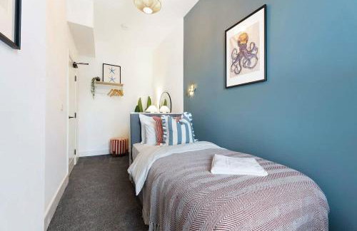 Central Location 3BR Home on Gladstone Street - Photo 3