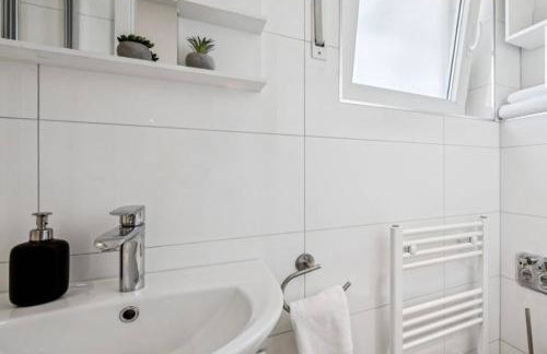 Prime Host Balcony Apartment - Photo 16