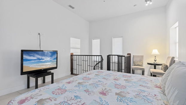 Condo in 4plex 1/2 Block to Beach w/ Pool & Views! - Foto 3, Habitación