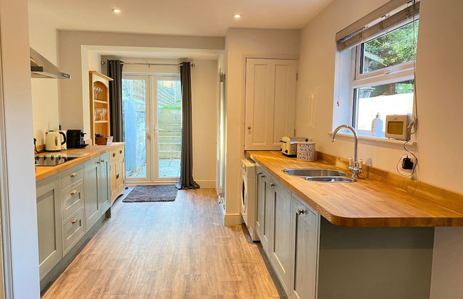 Luxurious Victorian Villa With Parking, Sleeps six - Photo 9