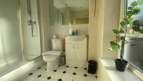 2-Bedroom Apartment with Balcony & Parking in Central Woking - Foto 4