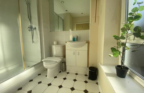 2-Bedroom Apartment with Balcony & Parking in Central Woking - Foto 4