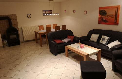 FH-Ostfrieslandtraum-mit-Wintergarten-und-eingezaeuntem-Grundstueck - Foto 5