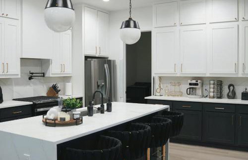 New Luxury 5BR 7BD Home Near Airport, Sleeps 10 plus - Foto 26