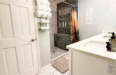 Firepit Games Grill Hot Tub Arcade & King Bed - Photo 19