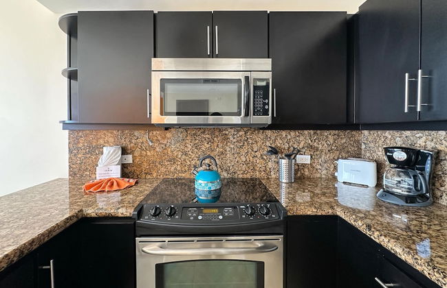 Poolside Family Retreat 2BR Condo - Foto 13