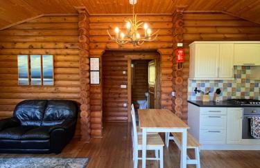 Beautiful 2 Bedroom Log Cabin With Private Hot Tub - Elm - Foto 7