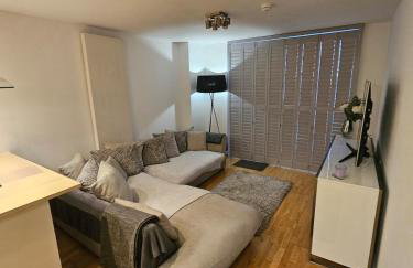 Executive E15 Apartment - Skyline Terrace & Free Private Parking - 5-min Walk to Abba Arena - Foto 10