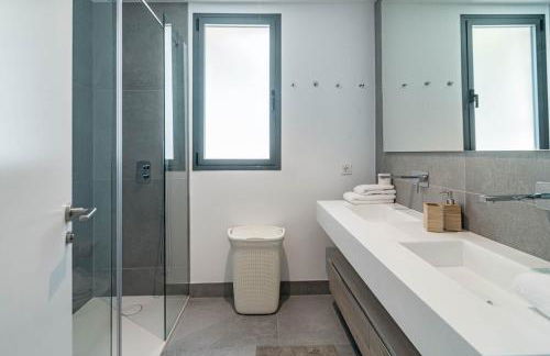 CAH - Large terrace indoor pool and gym - Photo 26