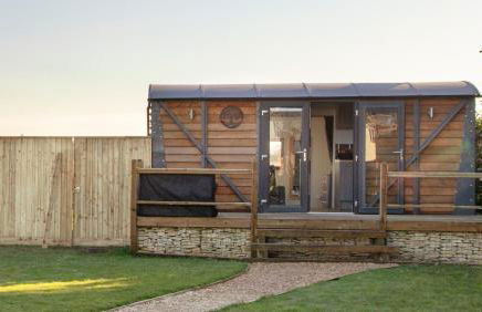 Holly Lodge - Quirky Shepherd's Hut With Hot Tub - Bespoke Made From A Salvaged Railway Carriage - Foto 11