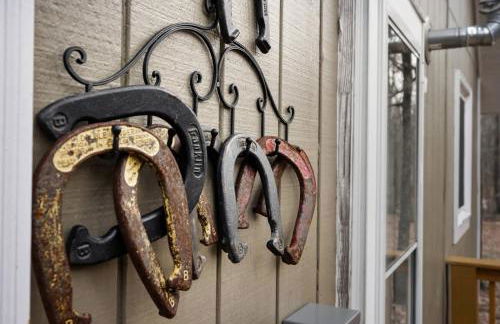 Cozy cabin w hot tub, fire pit & pet-friendly - Foto 39