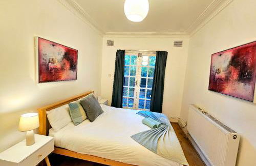 Lovely Ground Floor Home with High Ceiling and a Private Garden with Deck by Earl's Court Station - Photo 23