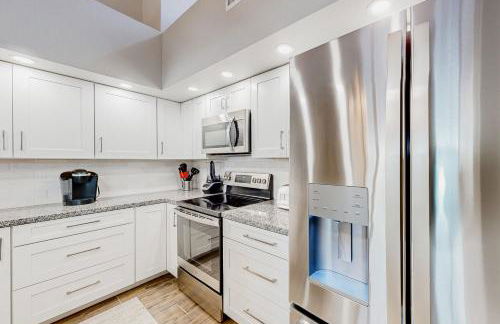 Lake view desert stay with pool, patio, grill, & smart TVs - snowbird-friendly - Foto 11