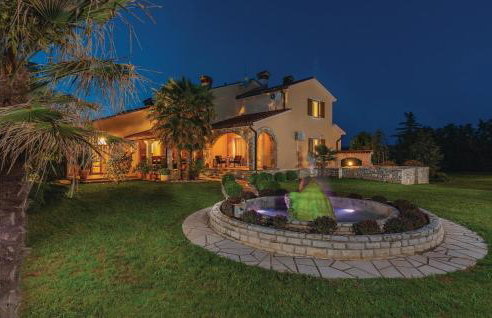 5 Bedroom Beautiful Home In Labin - Photo 33