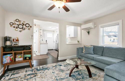 Modern & Cozy on Private Lane, Minutes to Airport - Foto 31