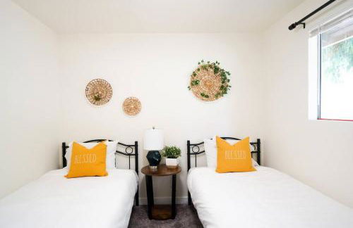 Beautiful Light-filled Farmhouse w swing & slide - Foto 33