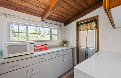 Red Cabin in Twain Harte - King bed - Photo 9